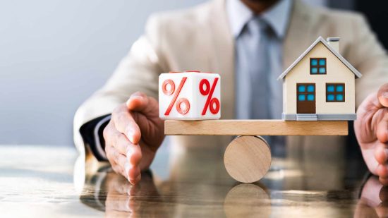 Differences Between a Fixed and Variable Interest Rate on Mortgage Principal